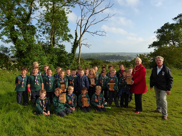 Cub visit with mayor Cllr Jean Dent